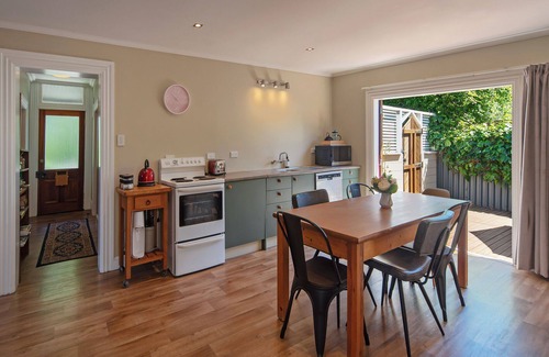 Nelson City Centre House | Birdsong Cottage - Your Central Haven in Nelson