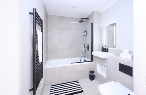 Birmingham City Centre Apartment | Birmingham Gem 2-Bed with Netflix, Fun & Parking