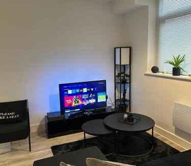 Bloxwich Apartment | Birmingham Solihull 1-Bed Apt Sleeps 3 w Parking