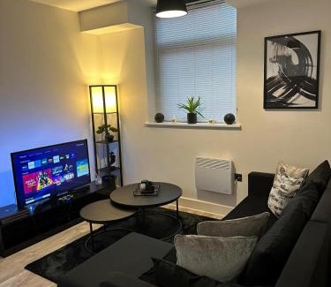 Bloxwich Apartment | Birmingham Solihull 1-Bed Apt Sleeps 3 w Parking
