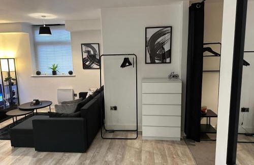 Bloxwich Apartment | Birmingham Solihull 1-Bed Apt Sleeps 3 w Parking
