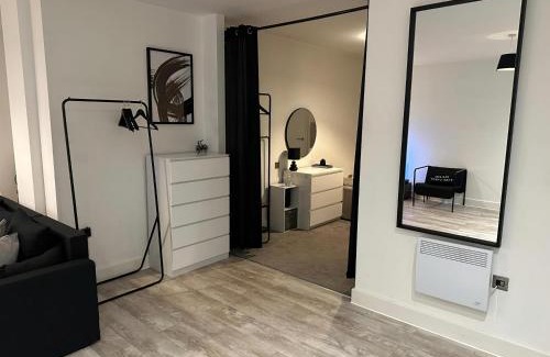 Bloxwich Apartment | Birmingham Solihull 1-Bed Apt Sleeps 3 w Parking