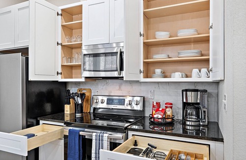 Oak Cliff House | Bishop Arts Duplex w/Yard – Pet Friendly 3BR/2.5BA