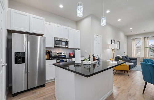 Oak Cliff House | Bishop Arts Duplex w/Yard – Pet Friendly 3BR/2.5BA