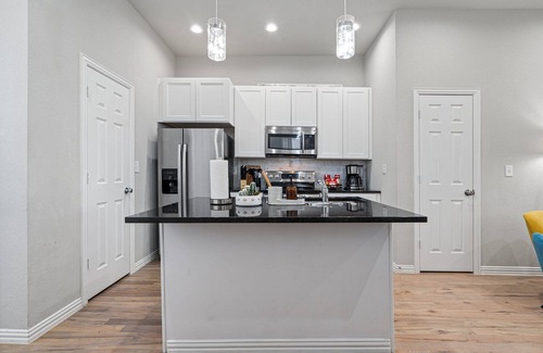 Oak Cliff House | Bishop Arts Duplex w/Yard – Pet Friendly 3BR/2.5BA