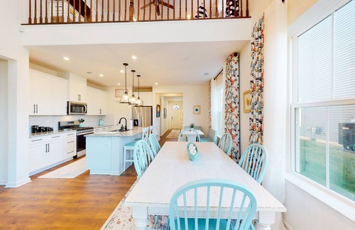 Millville House | Bishop's Landing townhouse with grill, outdoor pool, gym, tennis court, shuttle
