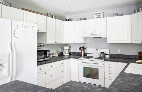 Williamsburg House | Bissell Creek Woodside Cottage - Dog Friendly with Hot Tub!