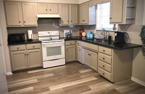 North Little Rock House | Biz Travelers Feel At Home Pets Welcome Big Yard