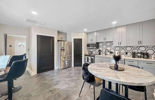 Enderly Park House | Black and white chic retreatn