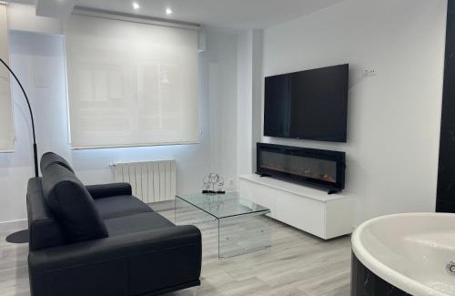 Castro Urdiales Apartment | Black and White Suite Cervantes