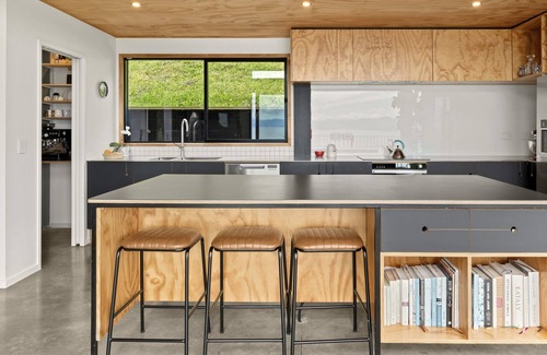Atawhai House | Black Barn Escape - Modern, Architectural, Sea Views, Spa Pool!