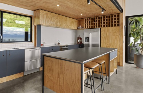 Atawhai House | Black Barn Escape - Modern, Architectural, Sea Views, Spa Pool!