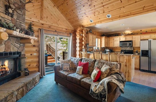 Castle Glen Estates House | Black Bear Castle | Luxe Log Cabin | Spa | Games
