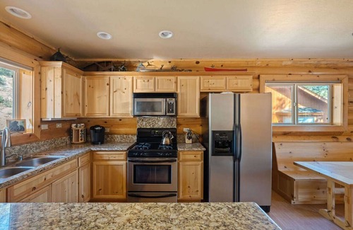 Castle Glen Estates House | Black Bear Castle | Luxe Log Cabin | Spa | Games