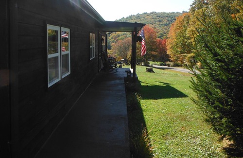 West Jefferson House | Black Bear Retreat Near West Jeff