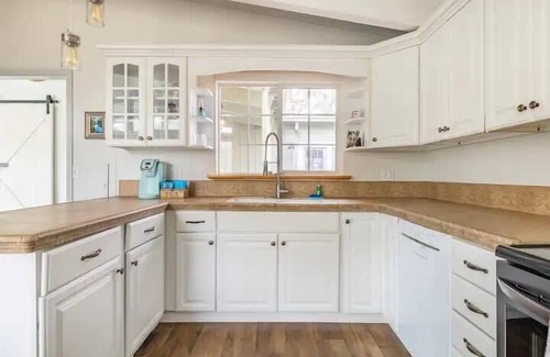 Oakhurst House | Black Bear Suite/Hot Tub/Sleeps 4/affordable!