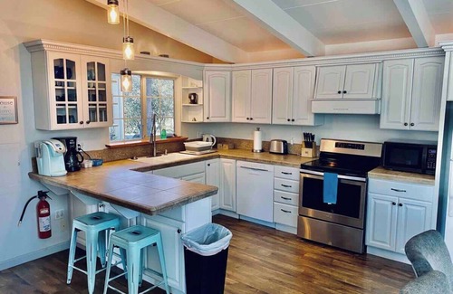 Oakhurst House | Black Bear Suite/Hot Tub/Sleeps 4/affordable!