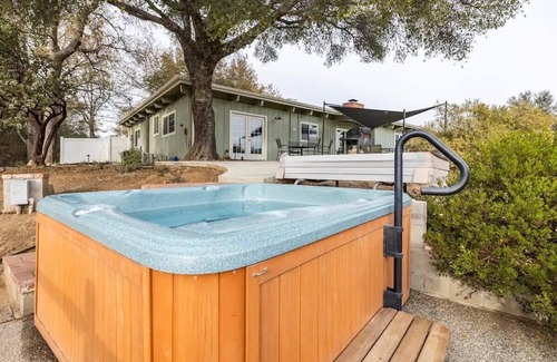Oakhurst House | Black Bear Suite/Hot Tub/Sleeps 4/affordable!