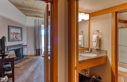 Black Butte Ranch Apartment | Black Butte Ranch Lodge Room 023