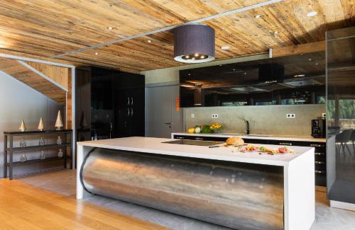 Les Brevieres Ski Chalet | Black Diamond - Chalet Tango