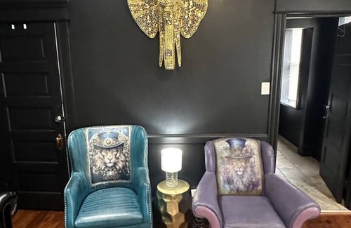 St. Charles Historic District House | Black & Gold suite 202 -ADA Room