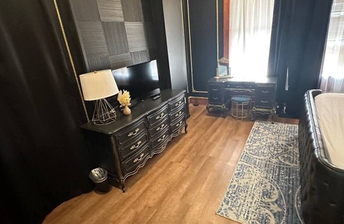 St. Charles Historic District Hotel | Black & Gold suite 202 -ADA Room