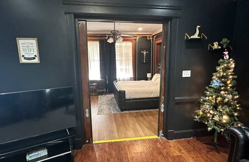 St. Charles Historic District Hotel | Black & Gold suite 202 -ADA Room