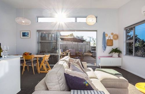 Mapua House | Black House & Studio - Mapua holiday home