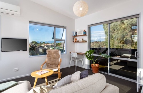 Mapua House | Black House & Studio - Mapua holiday home
