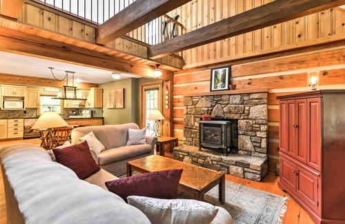 Black Mountain Cabin | Black Mountain Cabin w/Screened Porch + Views!