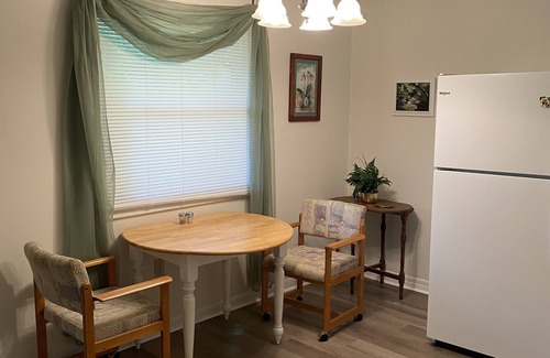 Black Mountain Apartment | Black Mountain Flat-walk to downtown