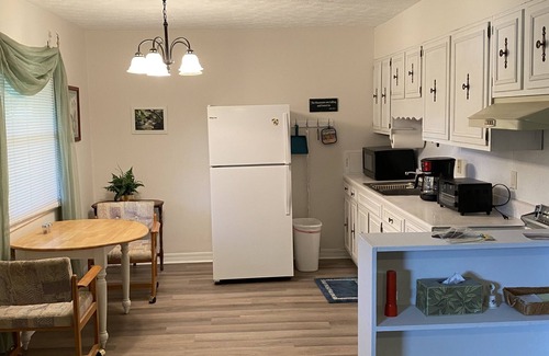 Black Mountain Apartment | Black Mountain Flat-walk to downtown