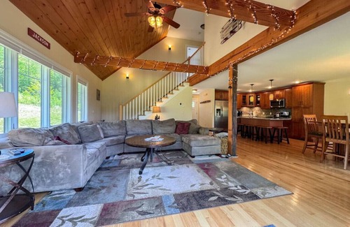 Jackson House | Black Mountain Ski in/out Home | Views + Hot tub!