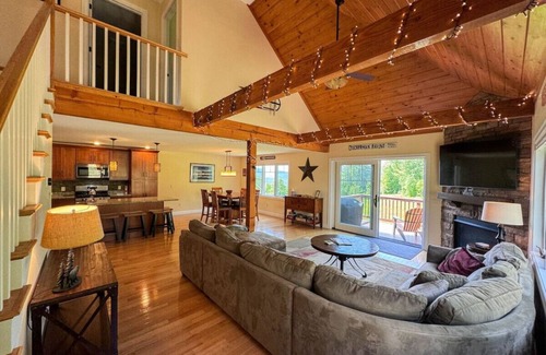 Jackson House | Black Mountain Ski in/out Home | Views + Hot tub!