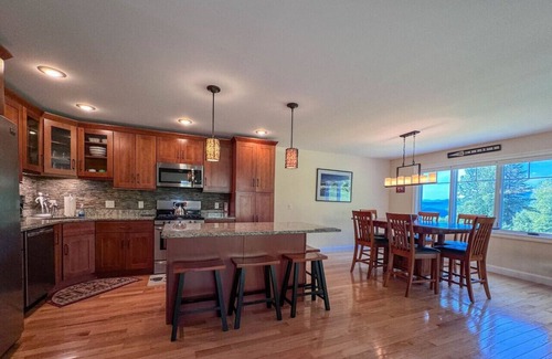 Jackson House | Black Mountain Ski in/out Home | Views + Hot tub!