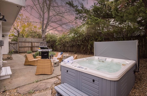 Santa Rosa House | Black Oak by AvantStay | Modern & Chic Santa Rosa Hideaway with Pool Table