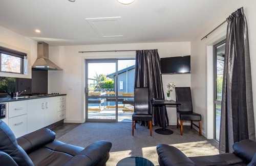 Geraldine Hotel | Black on Grey Motel