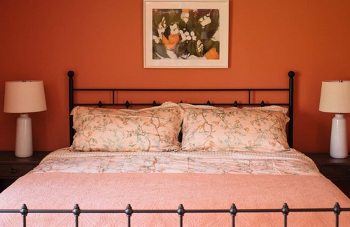 Middletown House | BLACK POINT COTTAGE - private beach access, 15min to Newport