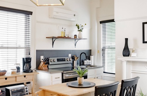 Crestline Heights Apartment | Black Velvet Suite in Highland Park, King Bed, Walkable to Rojo and More!