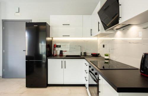 Kalamata Marina Apartment | Black & White Marina Studio, Kalamata Getaway (B1)
