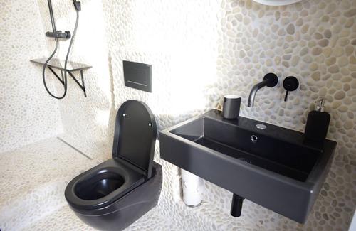Antwerp Apartment | Black & White trendy Apartment heart of antwerp