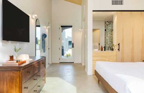 Downtown Palm Springs Hotel | Blackhaus B6 by AvantStay | Modern Room + Pool