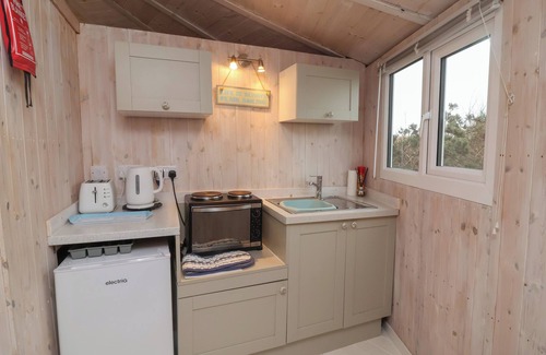 Hartland Cottage | BLACKPOOL MILL, romantic, with a garden in Hartland