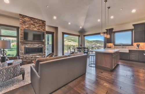 Park City Condo | Blackstone Luxury Top Floor 2br, Walk to Skiing at Cabriolet, Shared Pool and Hot tub, Mountain View