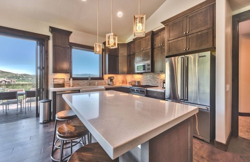 Park City Condo | Blackstone Luxury Top Floor 2br, Walk to Skiing at Cabriolet, Shared Pool and Hot tub, Mountain View