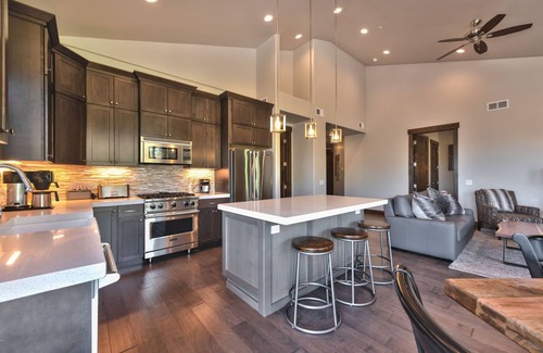 Park City Condo | Blackstone Luxury Top Floor 2br, Walk to Skiing at Cabriolet, Shared Pool and Hot tub, Mountain View