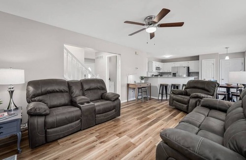 O'Fallon House | Blair's Massive House - Sleeps 12 - 4 Bed 3.5 Bath