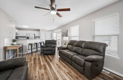 O'Fallon House | Blair's Massive House - Sleeps 12 - 4 Bed 3.5 Bath