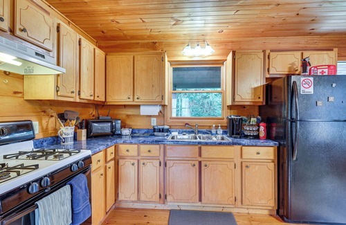 Blairsville Cabin | Blairsville Cabin w/Fire Pit & Grill!