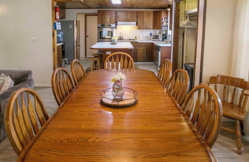 Dundee House | Blarney Bay on Waneta Lake